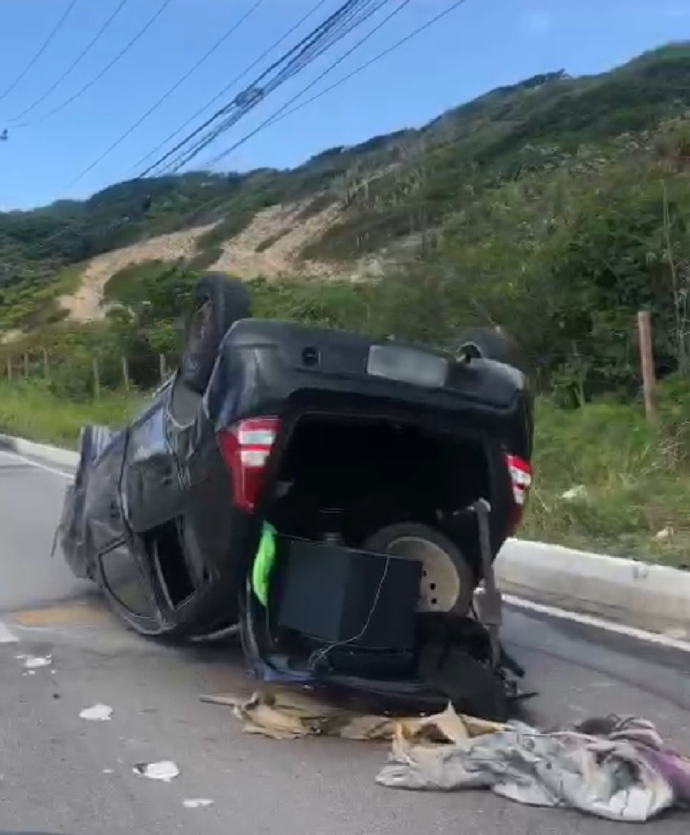 Motorista perde controle e carro capota na Via Costeira em Natal; assista