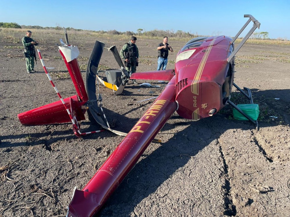 VÍDEO: Helicóptero com 300 kg de cocaína cai em fazenda