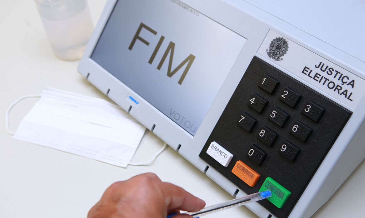 TSE abre inquérito para apurar ataques as eleições e aponta possível crime em live de Bolsonaro