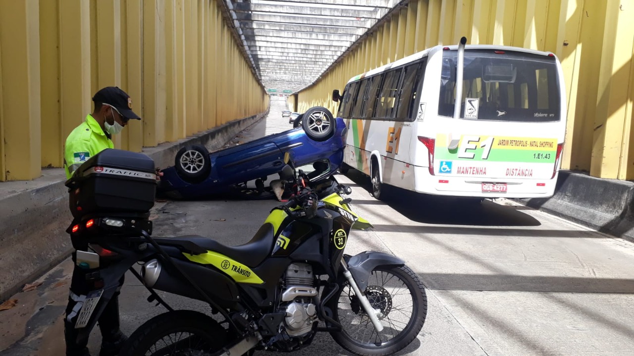Carro capota em túnel de Natal e deixa trânsito lento
