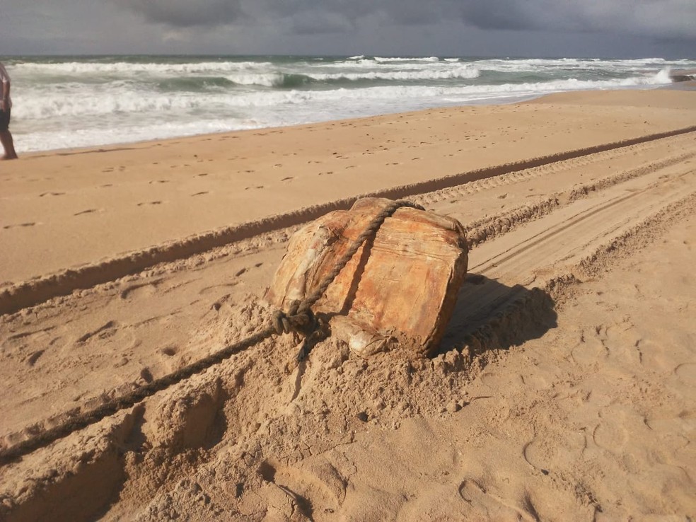 Pesquisador revela origem das 'caixas misteriosas' que surgiram no litoral da Bahia
