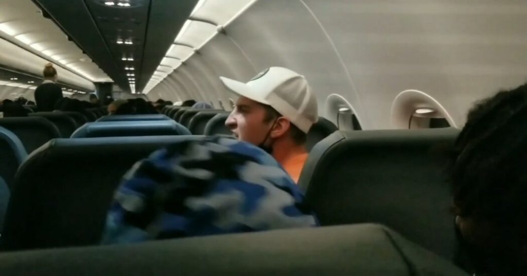 VÍDEO: Homem é preso ao assento com fita adesiva após agredir comissários em voo