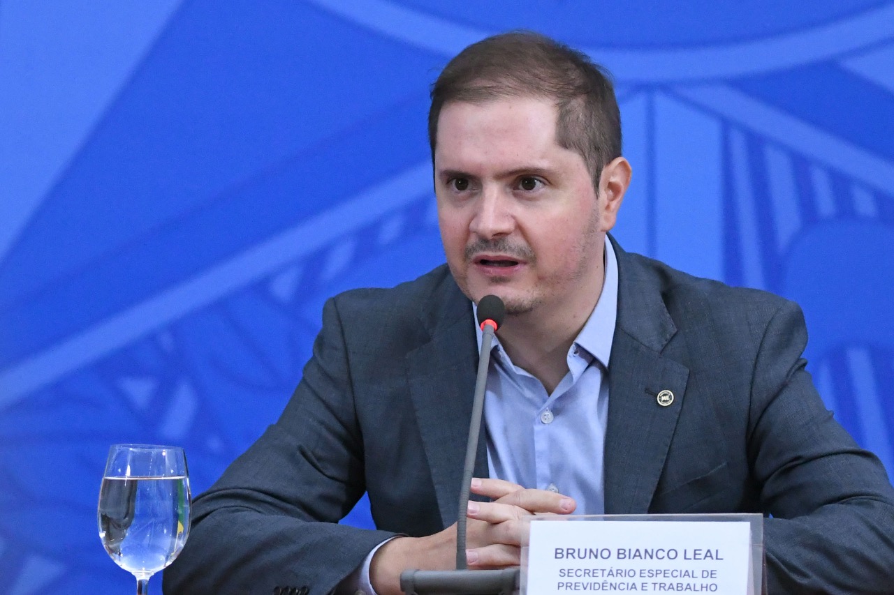 Bolsonaro confirma nome de novo ministro da AGU; saiba quem é