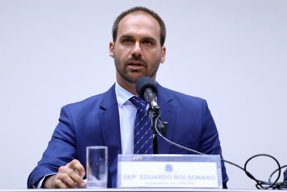 Eduardo Bolsonaro coleta assinaturas para "CPI do TSE"