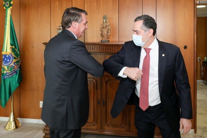 Bolsonaro diz que Barroso deve "alguma coisa" ao PT: "Podia ser vice do Lula"