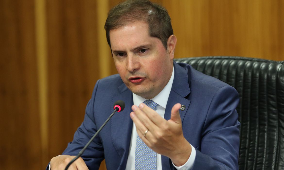 Bolsonaro oficializa nomeação de novo ministro