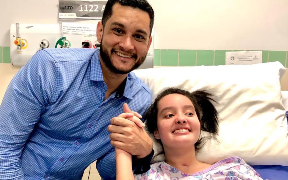 Pai comemora alta da filha de 13 anos que perdeu parte dos movimentos após se engasgar com pedaço de carne