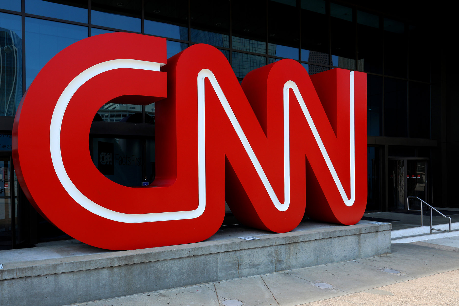 CNN demite funcionários por não tomarem vacina contra covid-19