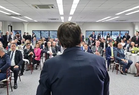 Bolsonaro volta a atacar Barroso: "Quer que nossas filhas de 12 anos tenham relações sexuais"