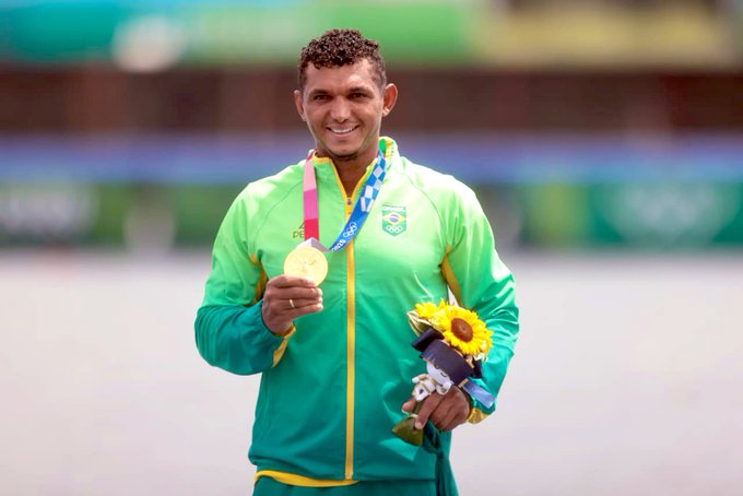 Isaquias Queiroz é ouro na canoagem de velocidade