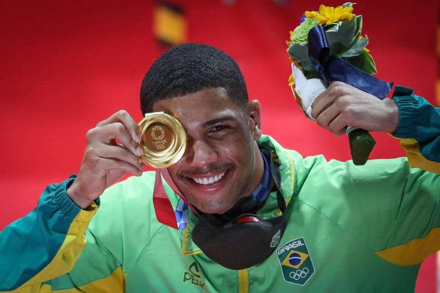 Hebert nocauteia campeão mundial e conquista o ouro nos Jogos Tóquio 2020