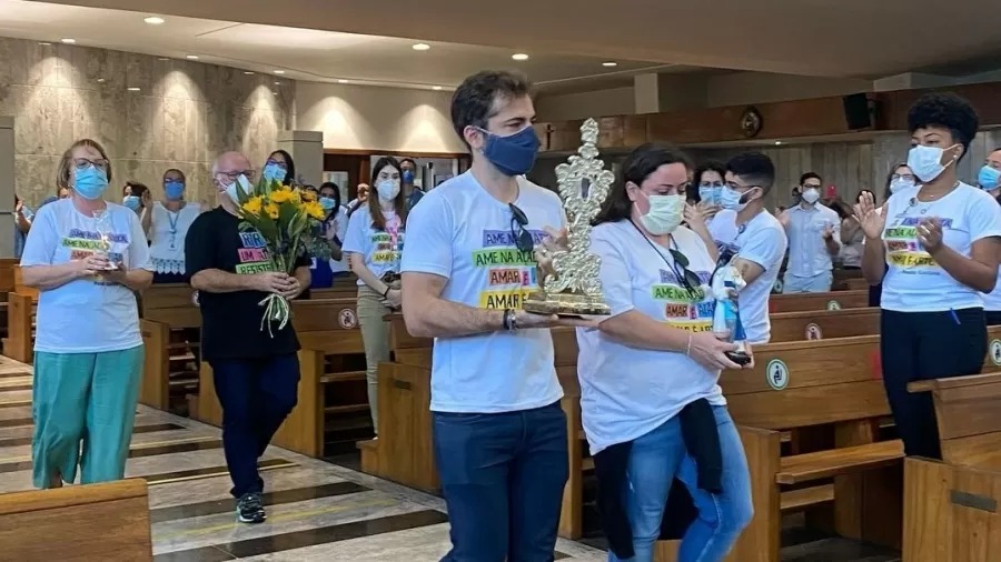 Mãe de Paulo Gustavo passa mal durante missa de três meses da morte do ator