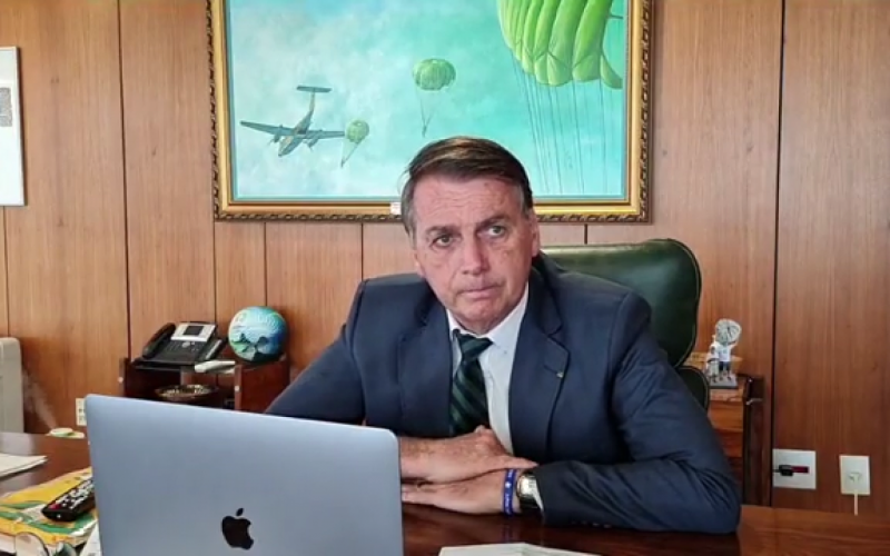 'Querem decidir as coisas no tapetão no Brasil', diz Bolsonaro