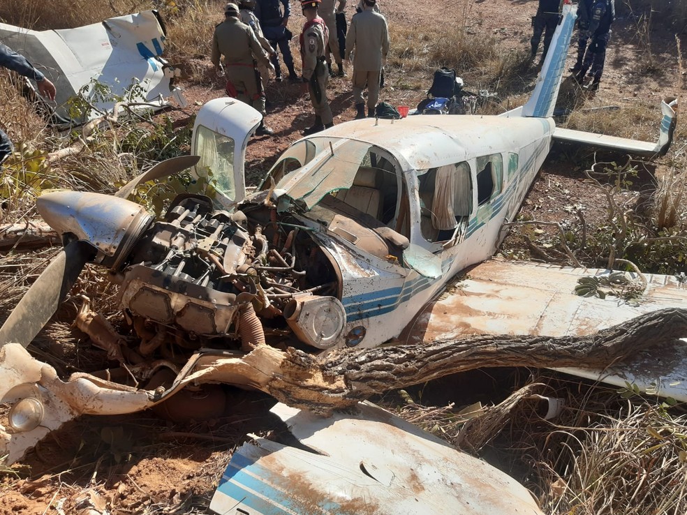 Avião cai por falta de combustível e deixa 4 feridos