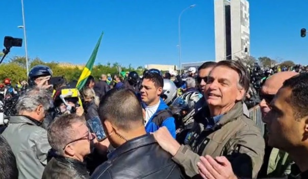 Bolsonaro faz mais uma motociata em Brasília para celebrar Dia dos Pais