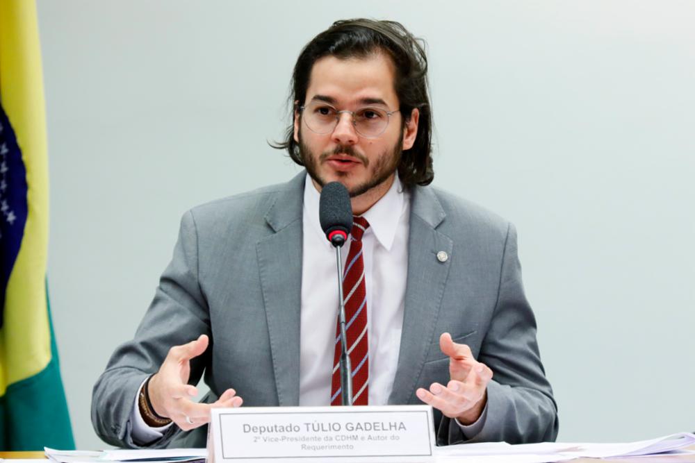 Namorado de Fátima Bernardes pode ser multado por propaganda eleitoral antecipada