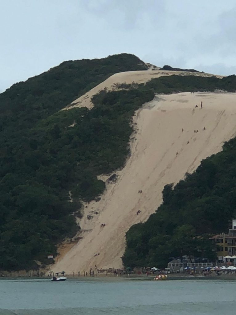 Mesmo com proibição, banhistas são flagrados subindo o Morro do Careca