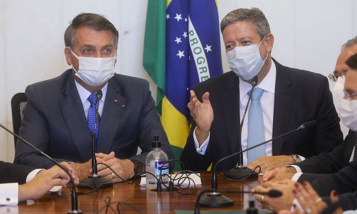 Bolsonaro entrega medida provisória do novo Bolsa Família à Câmara