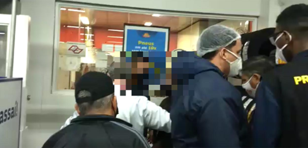 Homem negro é obrigado a tirar a roupa em mercado e denuncia caso à polícia; veja o vídeo