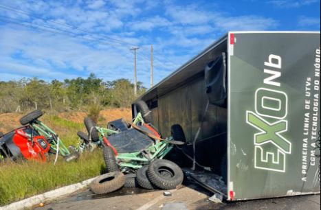 Caminhão com veículos que participariam do Rally dos Sertões tomba no RN
