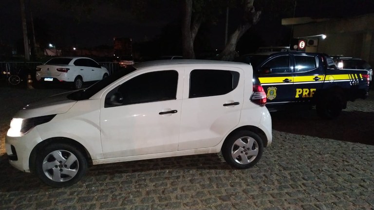 PRF recupera veículo roubado e prende foragido da justiça em Parnamirim