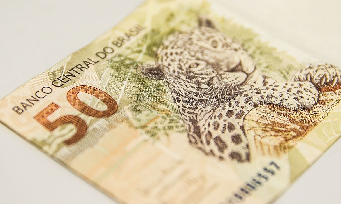 Auxílio Brasil reunirá seis benefícios sociais e terá bônus para quem conseguir emprego; entenda