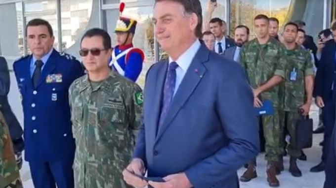 Partido de Carlos Eduardo volta a pedir interdição de Bolsonaro