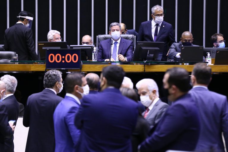 Câmara rejeita proposta que tornava obrigatório o voto impresso