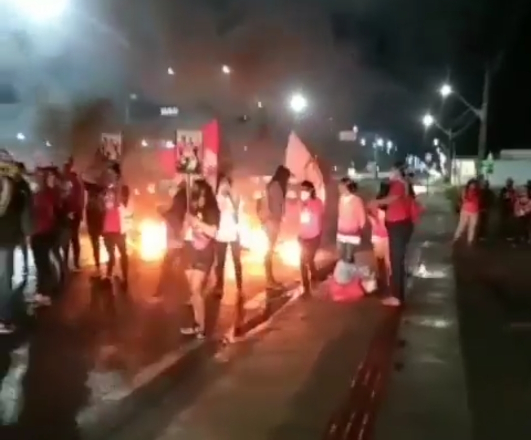 VÍDEO: Militantes de esquerda fecham BR-101 na madrugada em protesto no RN