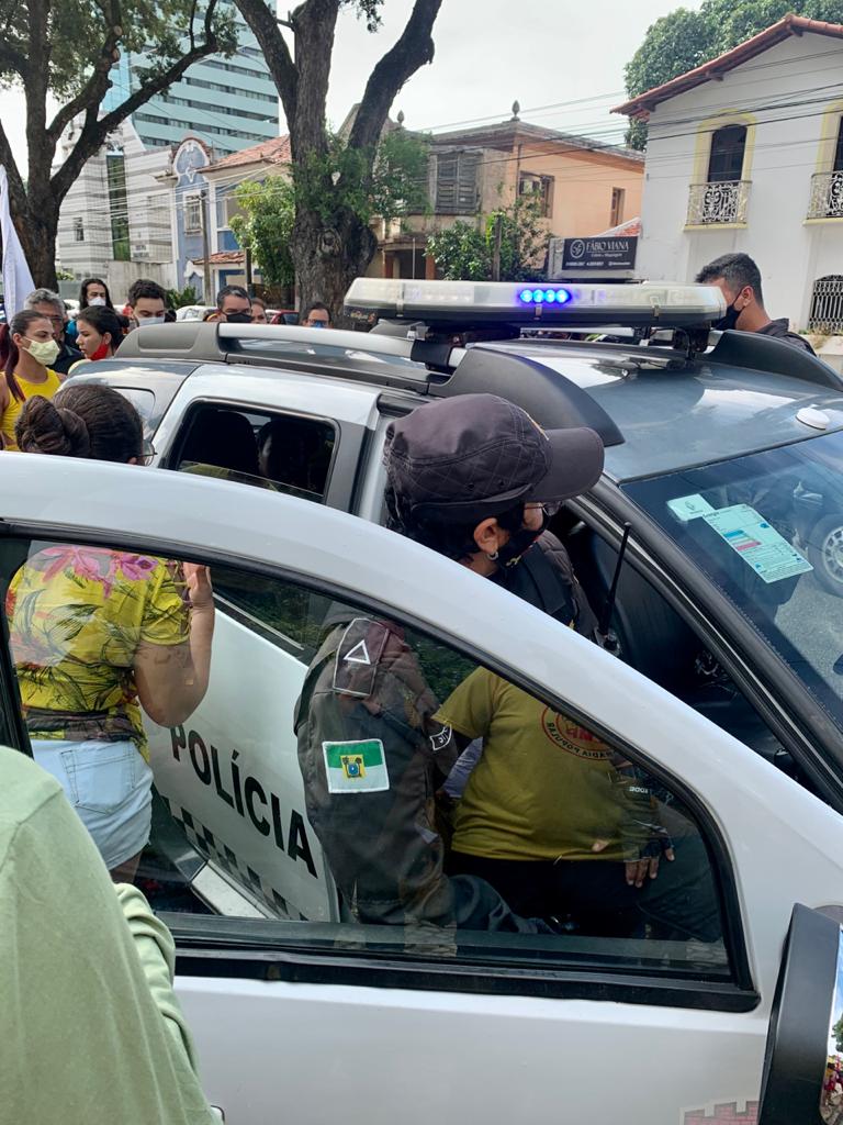 VÍDEO: Manifestantes de esquerda tenta atacar viatura da PM durante protesto em Natal