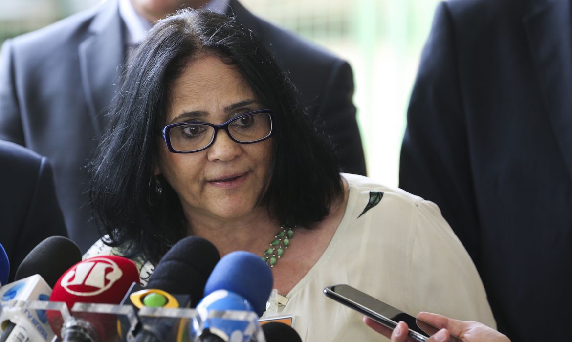 Ministra Damares entrega Van dos Direitos em Natal