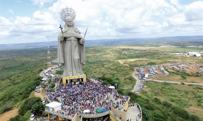 Revista destaca desenvolvimento de Santa cruz (RN) e a força do turismo religioso