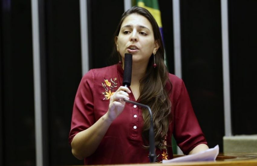 Natália Bonavides distorce projetos e mente ao dizer que Bolsonaro acabará Bolsa Família