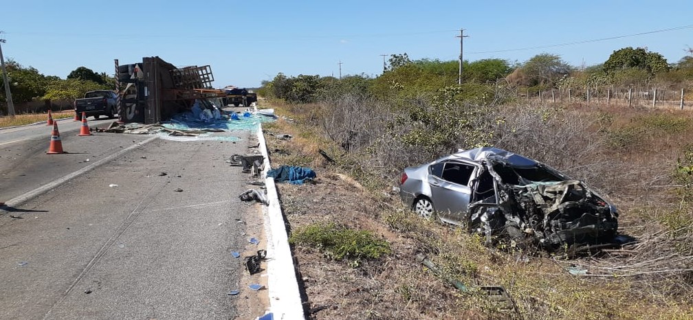 Carro e caminhão batem de frente em estrada do RN; um morre e três ficam feridos