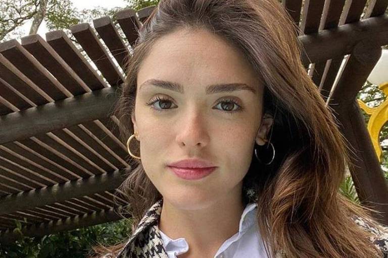 Atriz famosa faz igreja em quintal de casa alugada e irrita proprietária