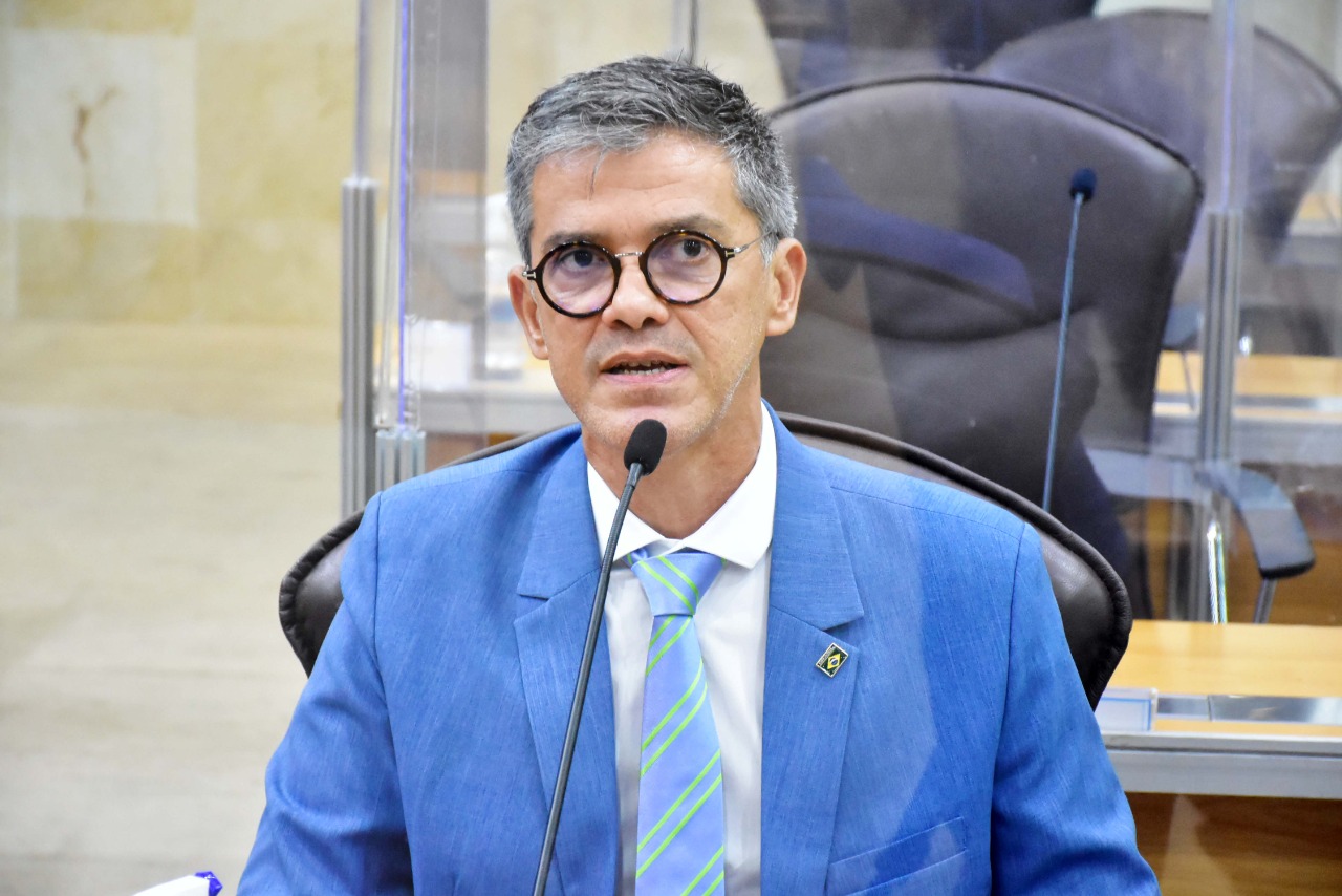 Deputado diz que Fátima discrimina militares e exige envio de projeto à Assembleia