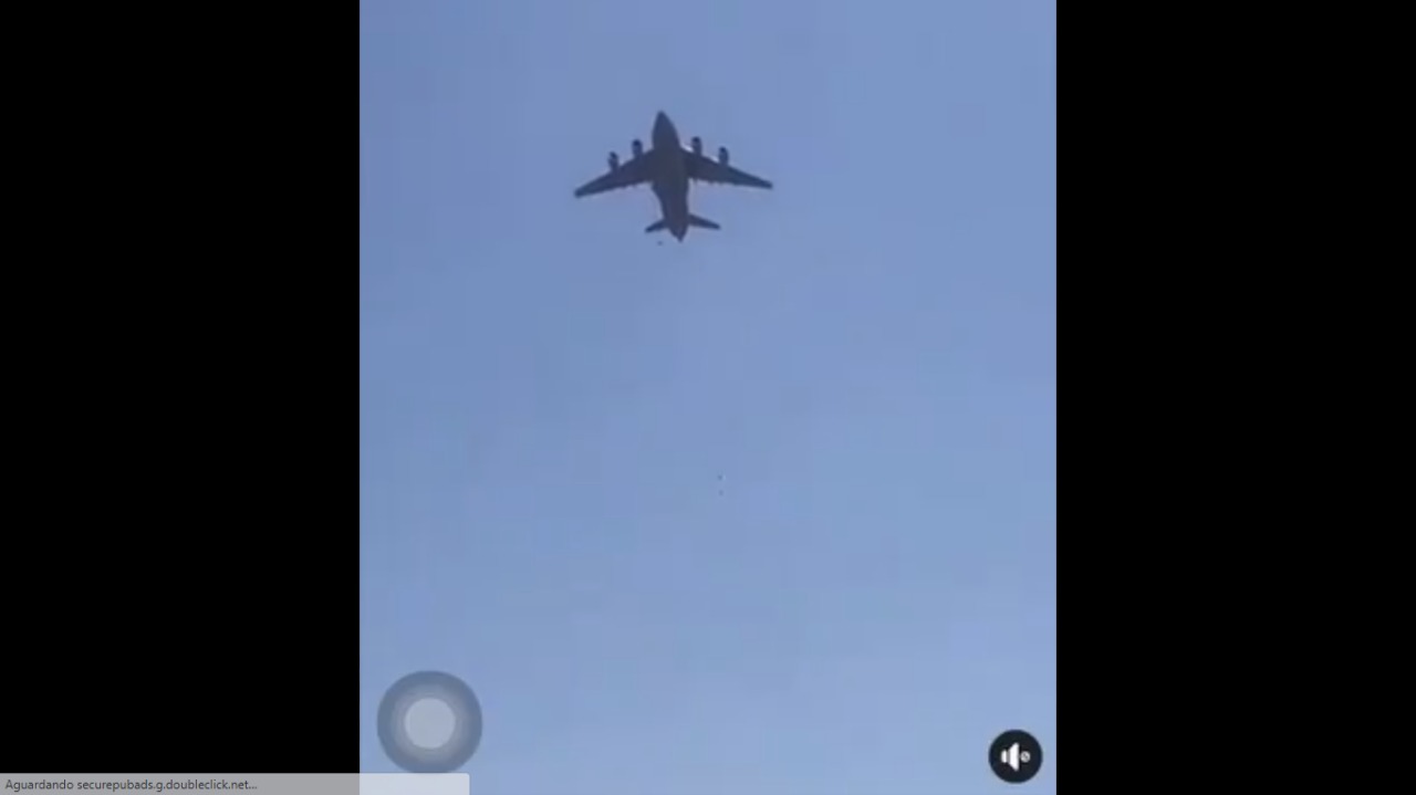 VÍDEO: Afegãos morrem a tiros no aeroporto de Cabul e pessoas caem de avião em movimento