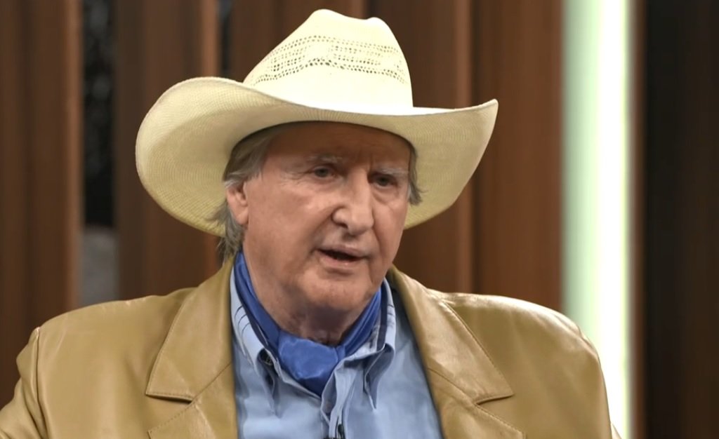 Cantor chora durante entrevista e volta a pedir famílias nas ruas por Bolsonaro
