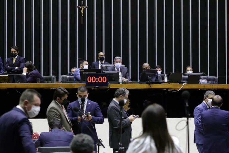 Deputados aprovam texto-base da reforma eleitoral em 2º turno