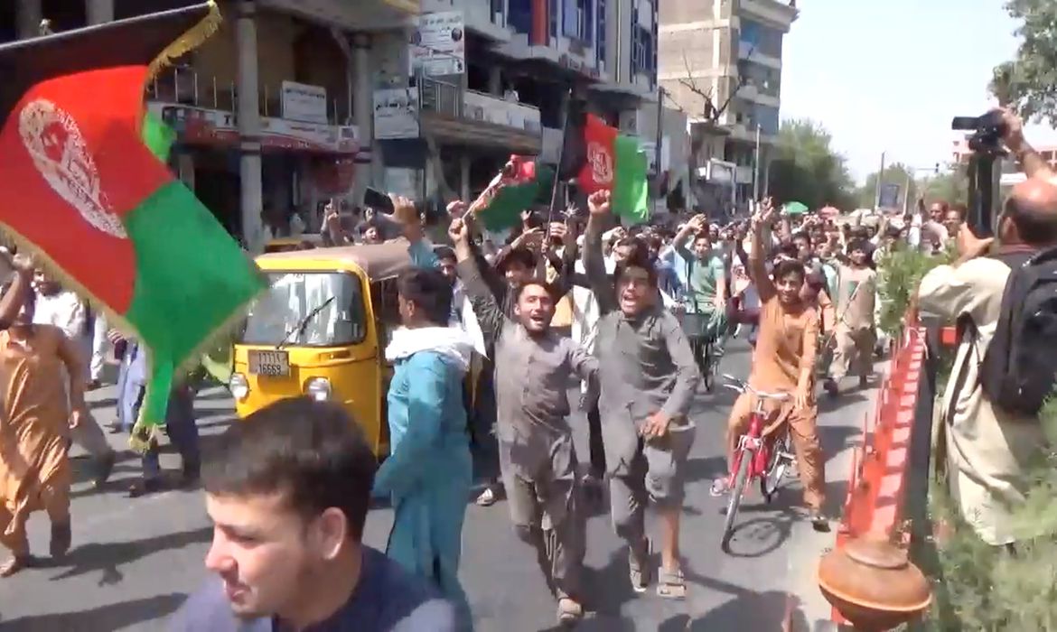 Várias pessoas são mortas no Afeganistão em protestos contra Talibã