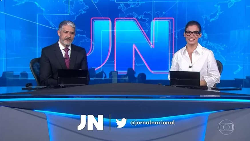 VÍDEO: Bonner se atrapalha ao vivo no Jornal Nacional e web não perdoa