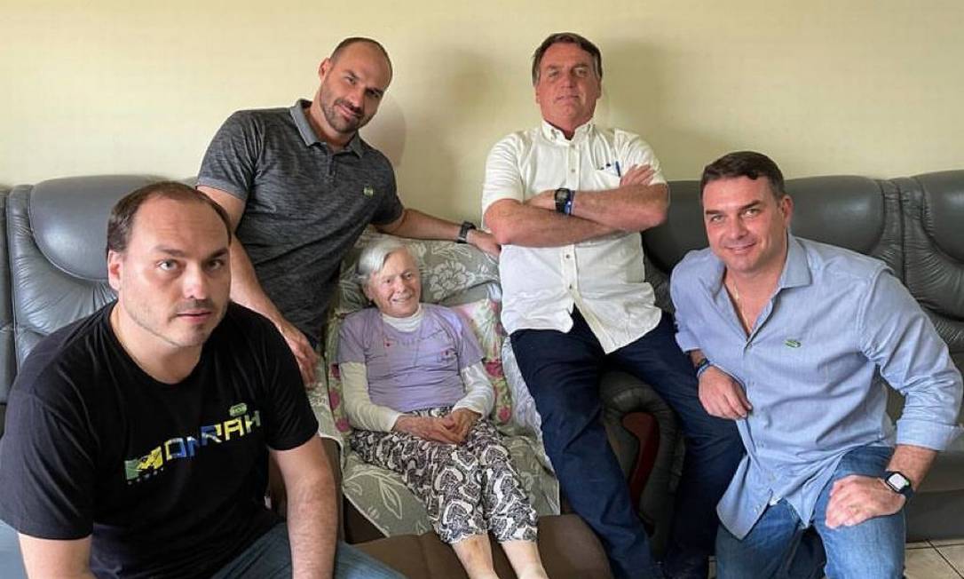 Bolsonaro visita mãe, de 94 anos, com filhos: 'Pode ser a última vez'