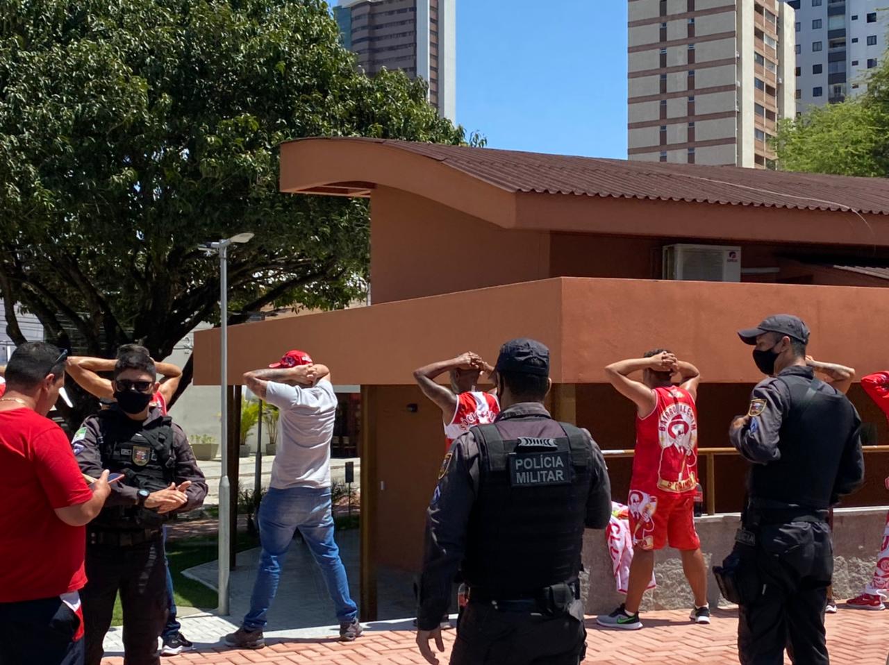 VÍDEO: Em dia de jogo, torcedores de ABC x América se enfrentam com pedras