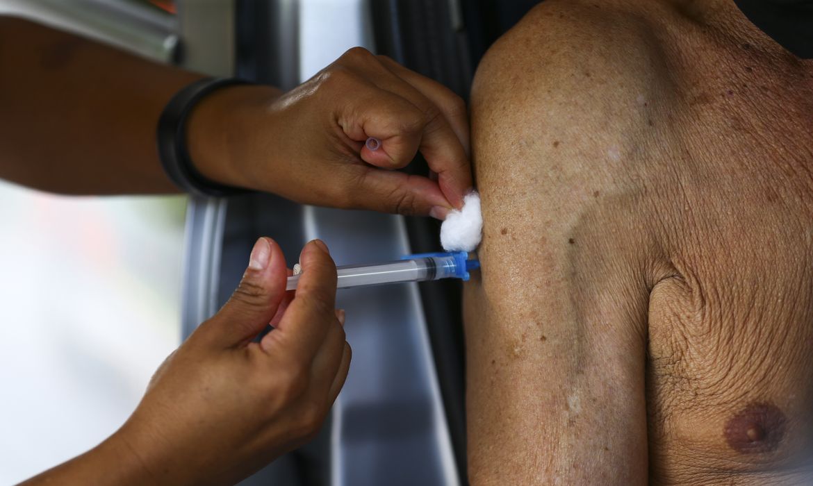 Israel constata que 3ª dose de vacina reduz muito os riscos de Covid-19