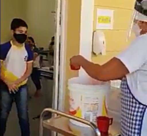 VÍDEO: Escola Estadual usa baldes pra servir merenda aos alunos, denuncia sindicato