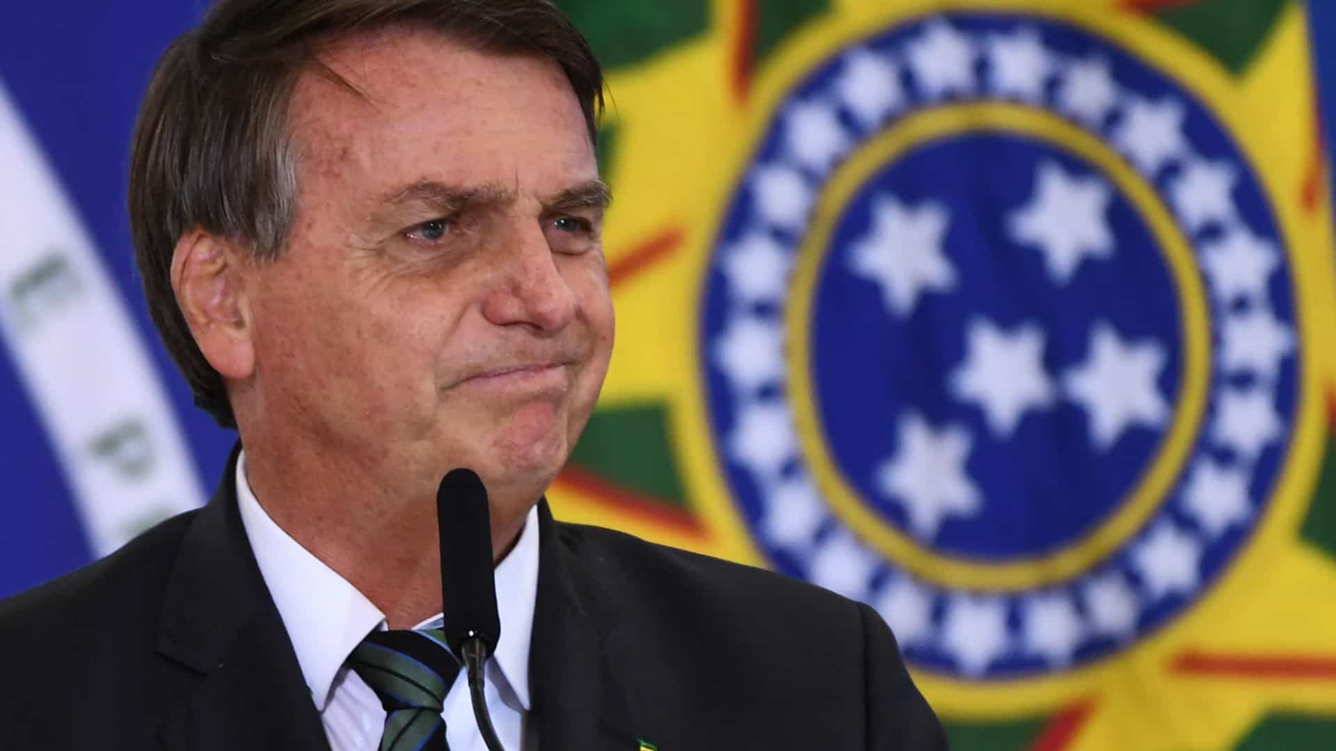 Bolsonaro ataca Coronavac e quer fim da obrigatoriedade de máscaras