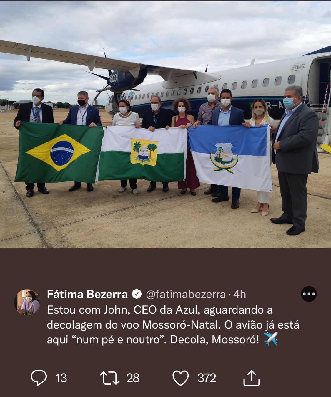 Fátima comete "gafe" ao posar com bandeira do RN durante lançamento de voo; veja