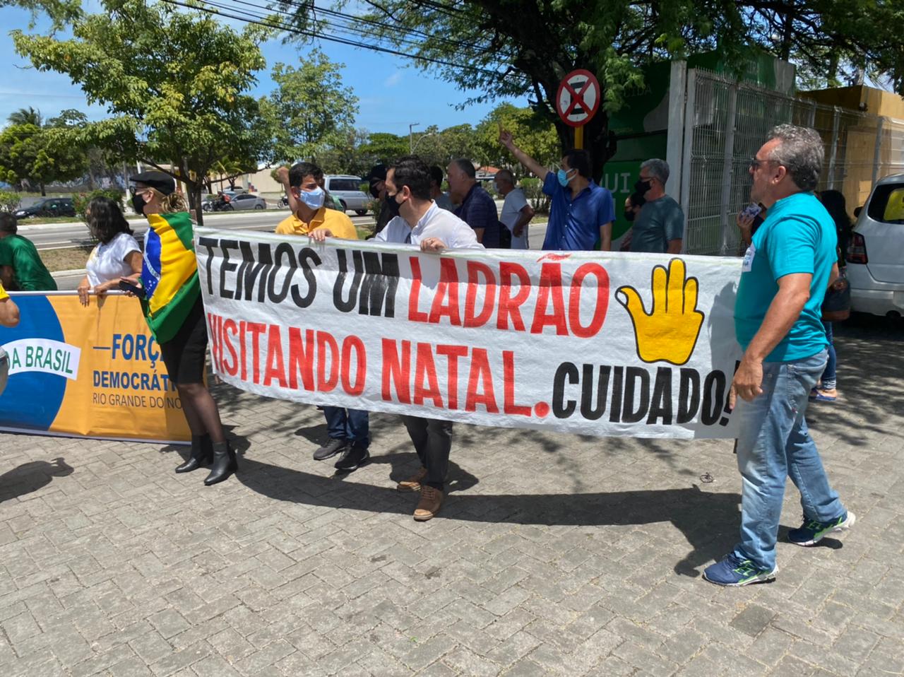 Grupo protesta contra Lula em frente ao centro administrativo do RN