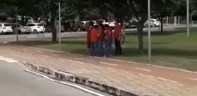 VÍDEO: Apenas cinco apoiadores de Lula recebem ex-presidente na Governadoria