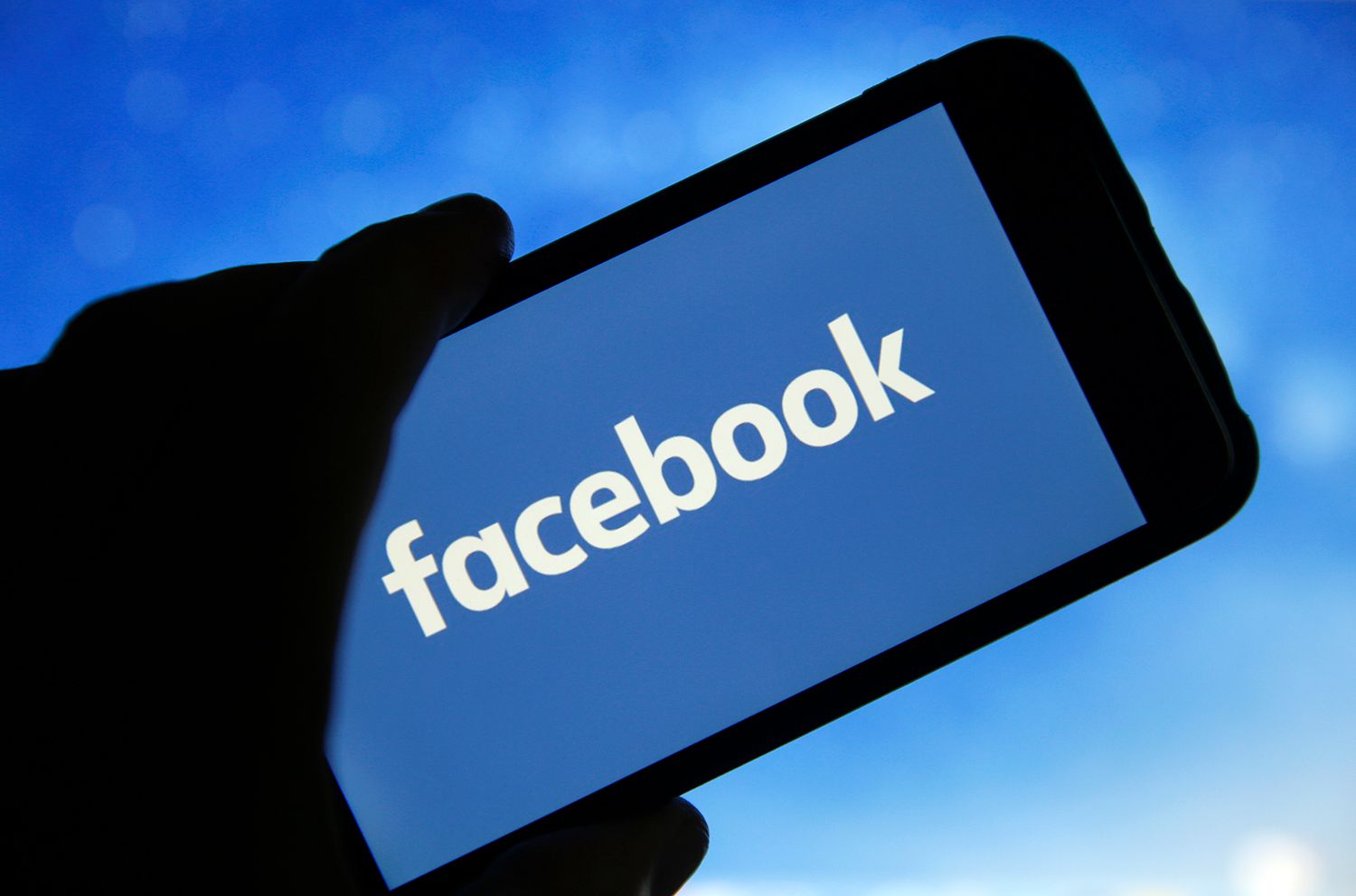 Facebook testa adicionar vídeo e chamadas de voz em seu app principal